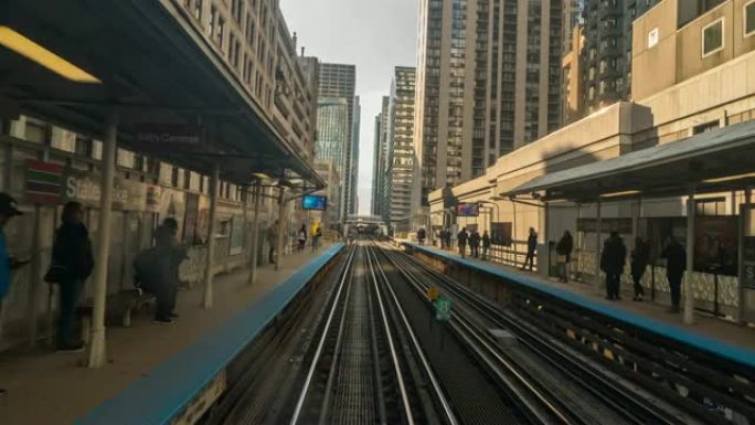 高架火车轨道的4k时间流逝在美国伊利诺伊州芝加哥环线大楼之间的铁轨上方运行