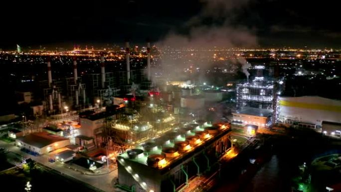 夜间在冷却塔处放有羽流或蒸汽的联合循环发电厂或燃气发电厂的鸟瞰图