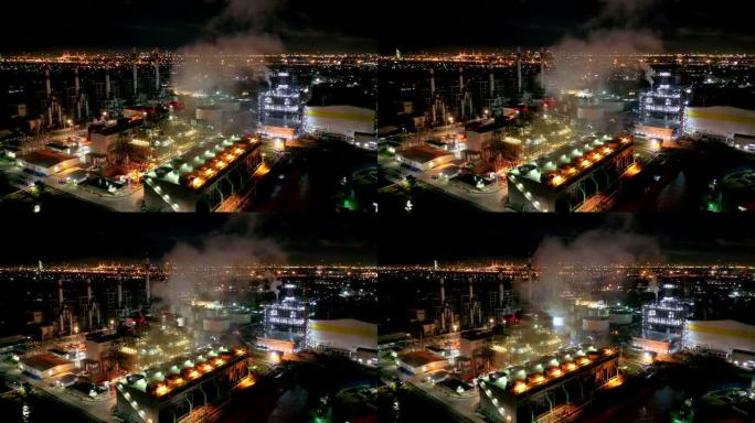夜间在冷却塔处放有羽流或蒸汽的联合循环发电厂或燃气发电厂的鸟瞰图