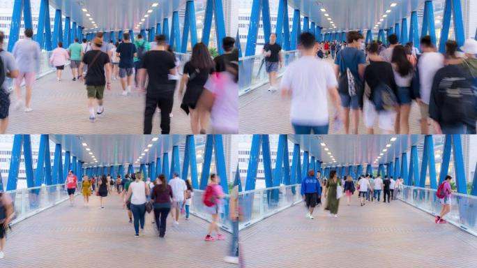 延时: 游客拥挤拥挤在香港中部的空中步道上行走