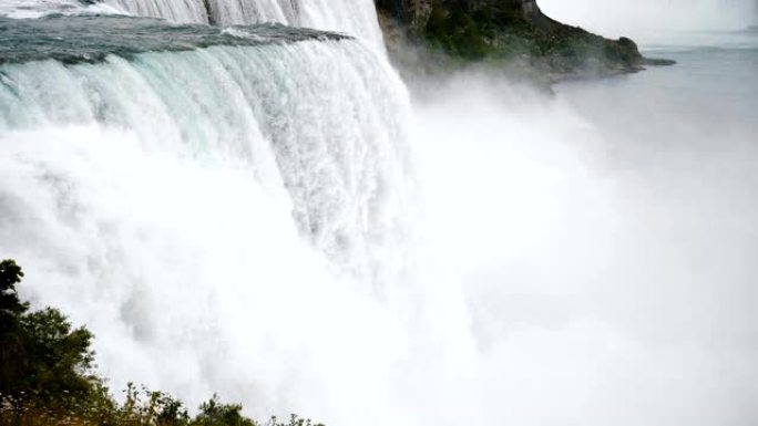 史诗般的特写镜头，强烈的汹涌水流和喷雾在美丽的尼亚加拉瀑布慢动作中冲下。