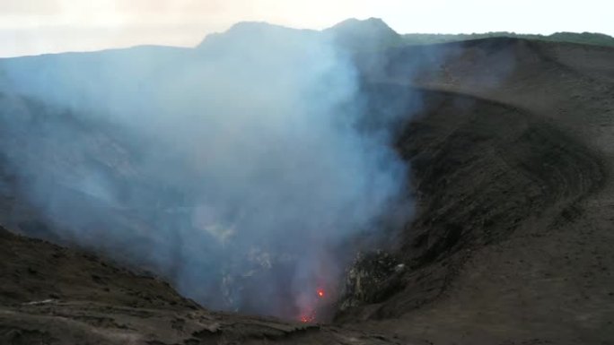 Yasur山爆炸并喷出薄雾和炽热的岩浆。