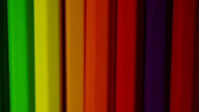彩色铅笔在各种彩色水面上水彩。