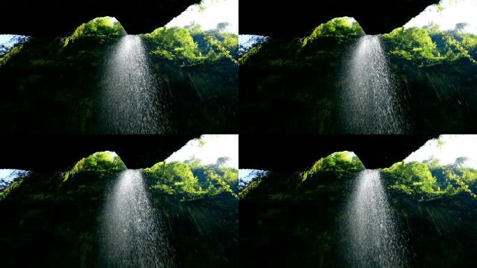 瀑布从山谷飞溅瀑布从山谷飞溅