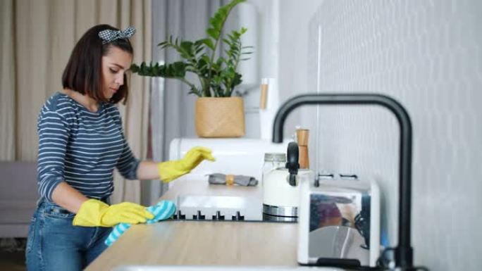 漂亮家庭主妇用湿布打扫厨房做家务的慢动作