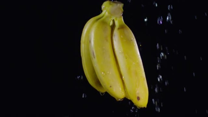 漂水在香蕉上漂浮在黑色背景上