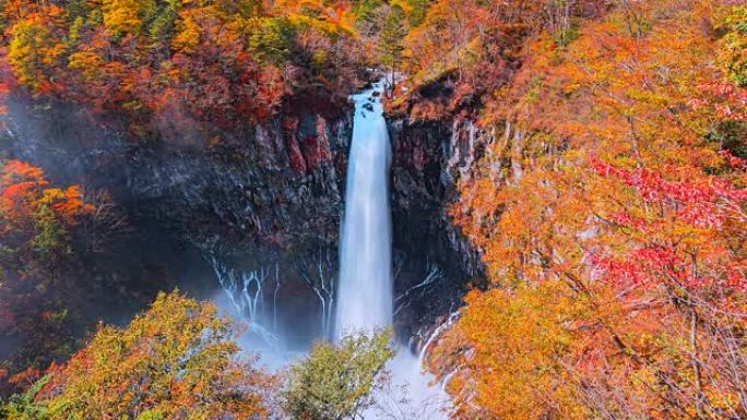 4K.日本Tochigi日光秋叶的Kegon瀑布的时间流逝