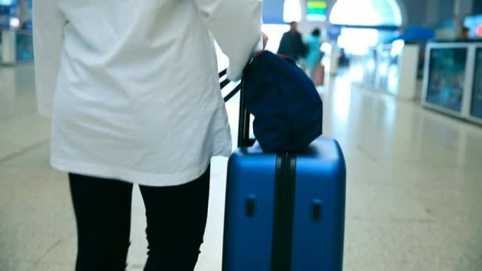 带行李的旅行者在机场散步