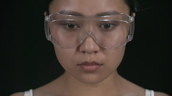 使用增强现实眼镜的女人