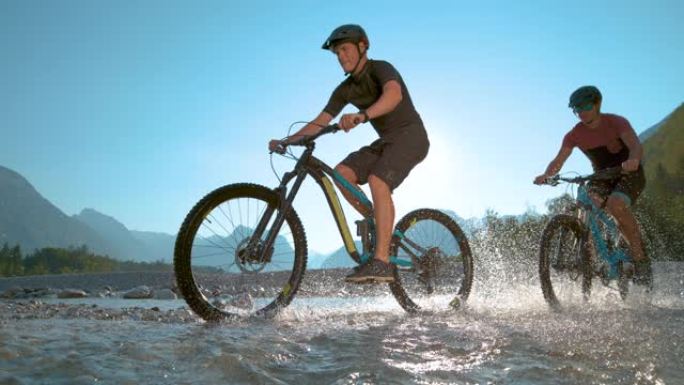 超级慢动作的家伙骑着自行车沿着浅河泼水