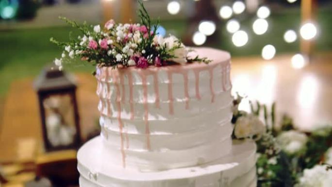 红花装饰的结婚蛋糕