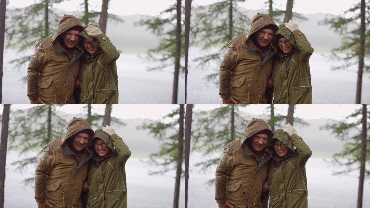 资深旅游夫妇在雨中微笑摆姿势