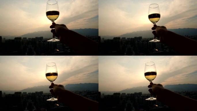 在城市里享受一杯葡萄酒