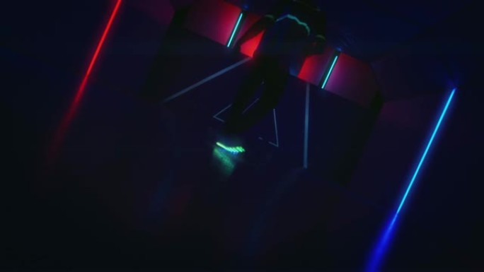 男子在俱乐部跳霹雳舞时穿着LED鞋