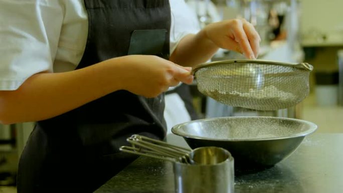 厨师在4k餐厅将白面粉染成金属碗