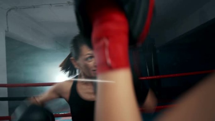 女子拳击锻炼外国女人对打对抗赛