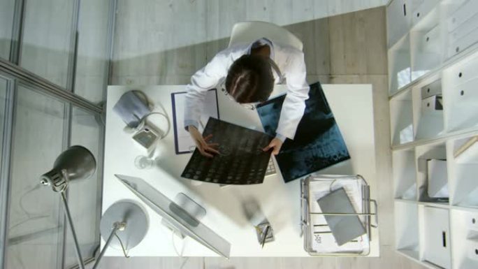 医生在办公室看MRI的俯视图