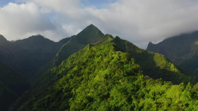 绿岛峰高山峰水墨山脉