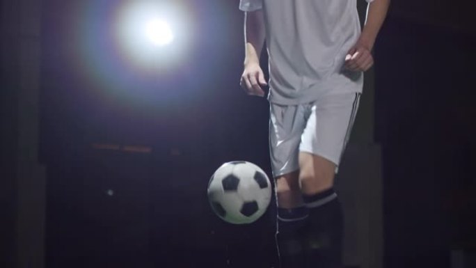 职业足球运动员用脚杂耍球