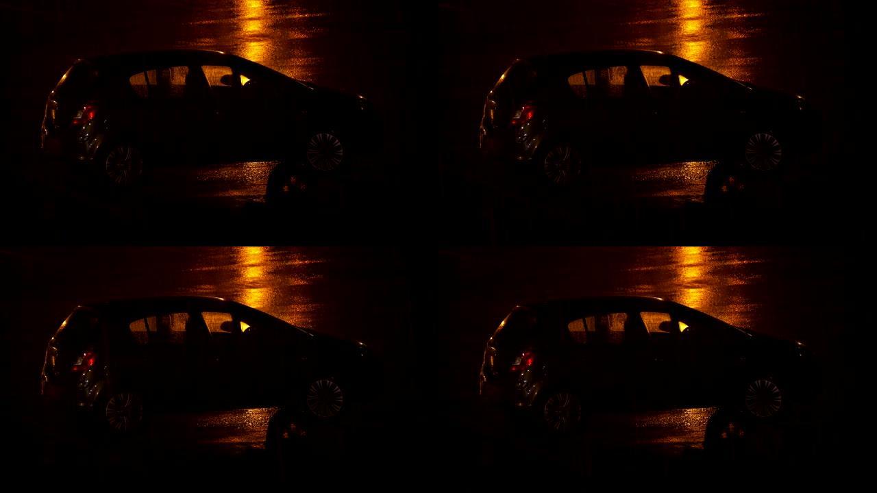 晚上停在雨中的汽车