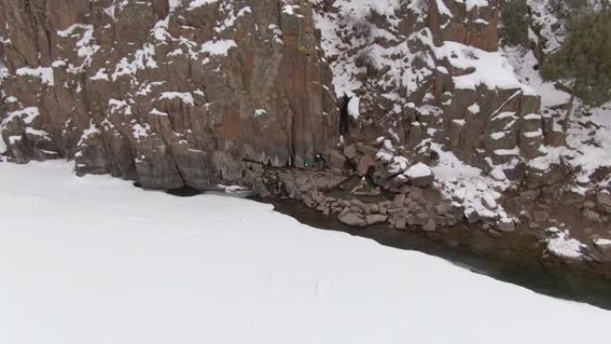 空中: 飞向两名旅客，他们在白雪皑皑的科罗拉多州的温泉中畅游