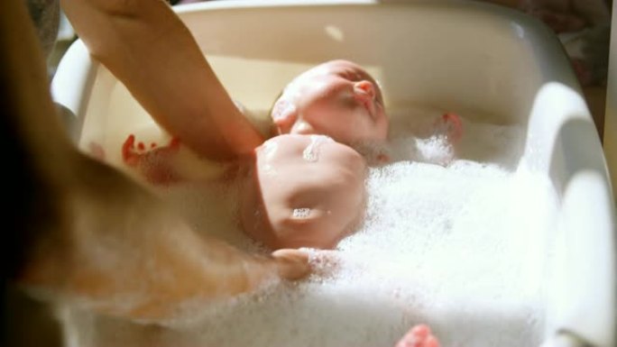 母亲在浴室4k给男婴洗澡