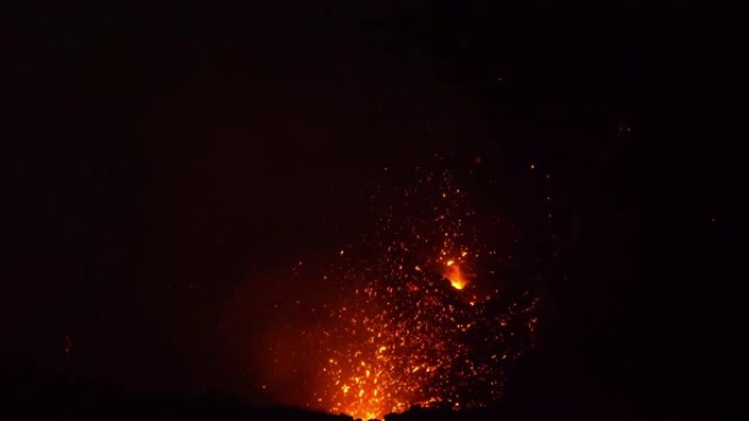 特写: 从Yasur山深处爆炸的熔岩照亮了火山口。