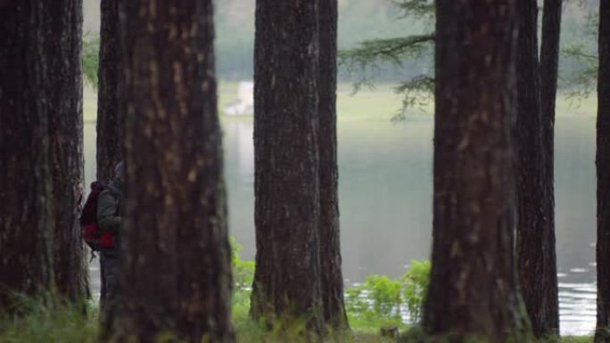 一群年长的徒步旅行者在秋天的日子里穿过湖边的森林