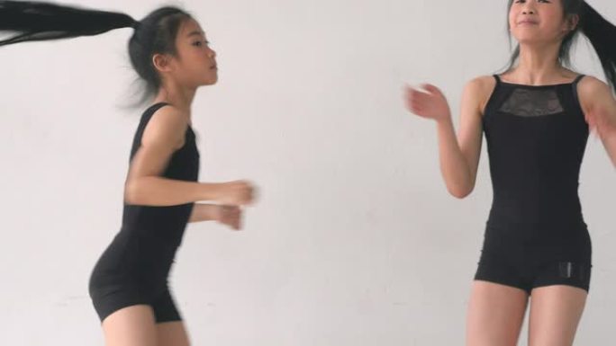 双胞胎女孩跳舞舞台芭蕾舞蹈演出演员唯美梦
