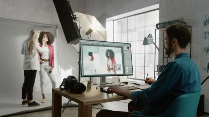 照片拍摄的后台: 化妆师在美丽的黑人女孩身上化妆。照片编辑器在台式计算机上使用图像编辑软件修饰照片。