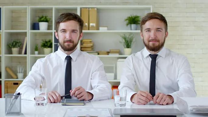 在办公室工作的男性双胞胎肖像