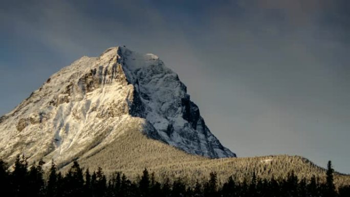加拿大艾伯塔省贾斯珀国家公园雪山的时间流逝