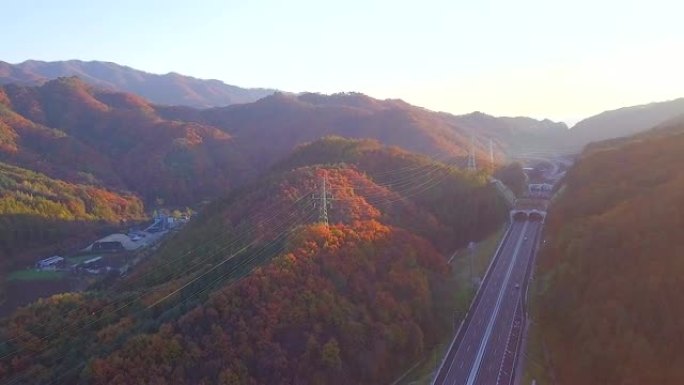 鸟瞰韩国秋季和山区的道路