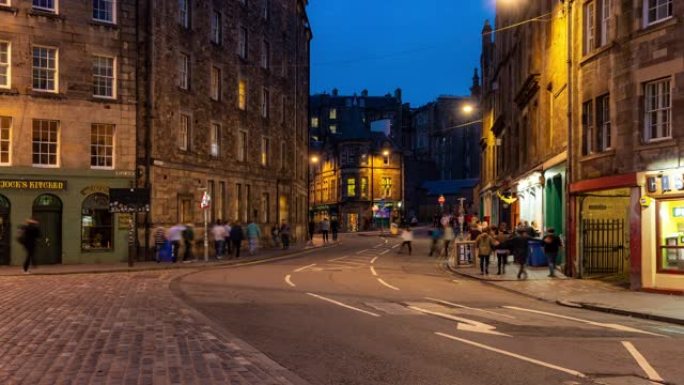 延时: 晚上英国苏格兰爱丁堡老城的草地市场