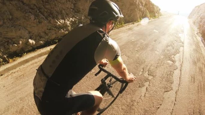 公路自行车手从山区的岩石隧道中骑行