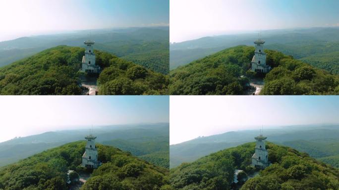 空中4k视图。夏天阳光明媚的日子里，山上美丽的城堡，可以欣赏山脉和大海的景色