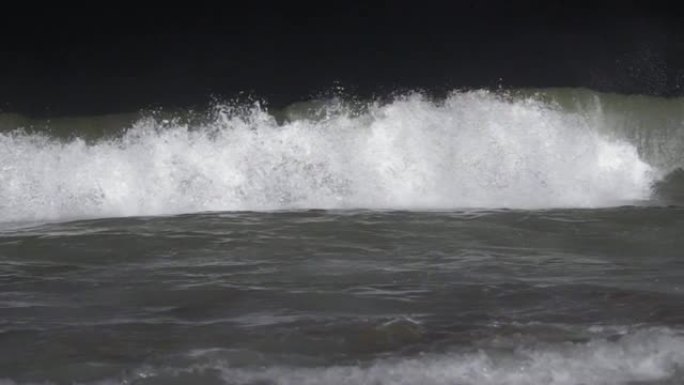 夜间海浪