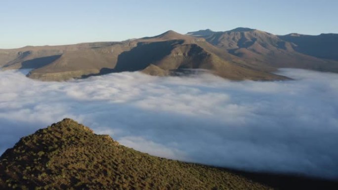 4K鸟瞰图美丽的山景与雾在山脚下
