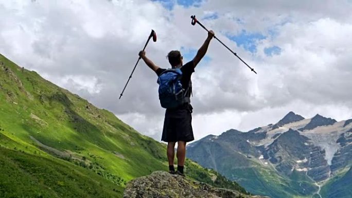 到达顶峰。快乐的男人站在山顶上