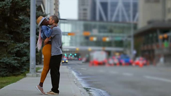 情侣在城市4k互相亲吻
