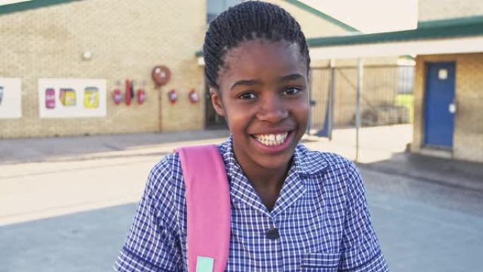 一个年轻女学生在操场上微笑的肖像4k