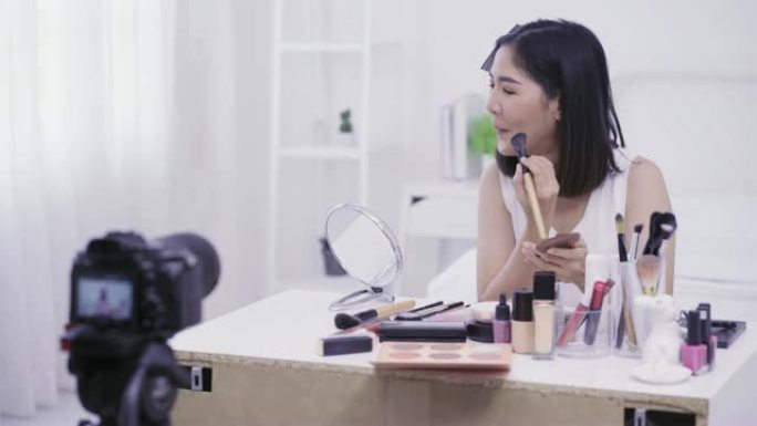 4K分辨率亚洲女性美容博客，v-logger应用腮红到她的脸上化妆教程