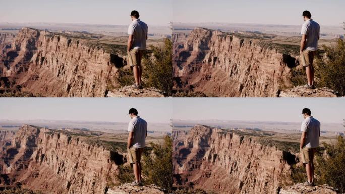 快乐成功的年轻游客观看大峡谷山脉上的史诗般的风景，拍摄宽阔的电影背景。