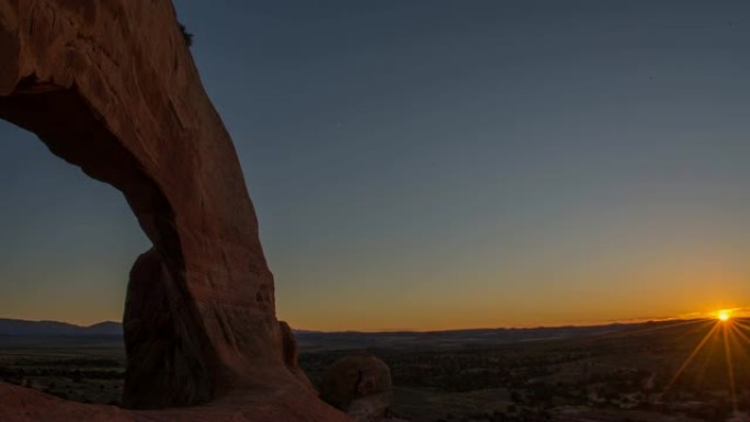 美国犹他州田园诗拱门国家公园的WS延时日落
