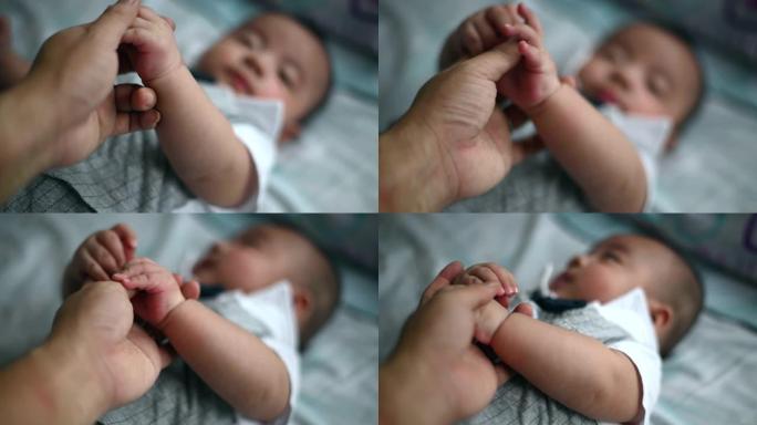 个人观点第一人称视角握着躺在床上看的男婴的手
