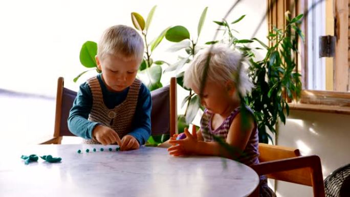 孩子们在舒适的家庭里玩粘土4k
