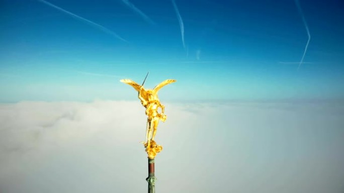 天空中著名的圣米歇尔山城堡尖顶上金色圣迈克尔天使雕像的惊人空中特写镜头。
