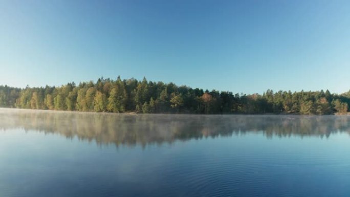 一个秋天的早晨，一个被美丽的薄雾覆盖的湖
