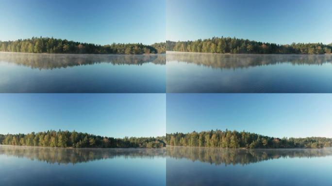 一个秋天的早晨，一个被美丽的薄雾覆盖的湖