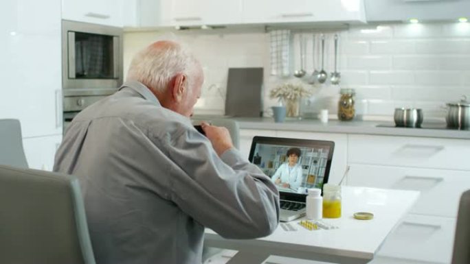 与在线医生会面外国老人外国老年人远程沟通